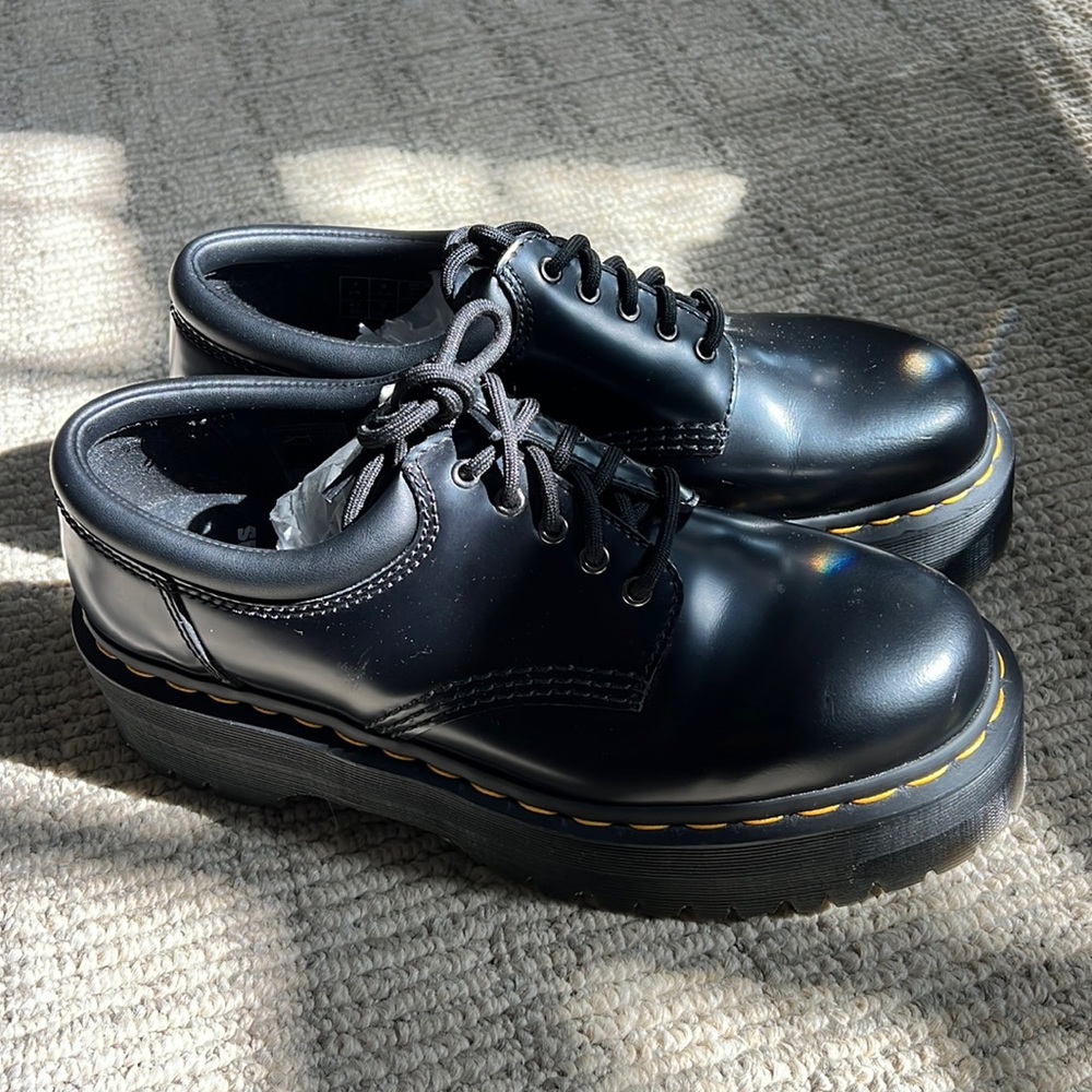 Dr. Martens 8053 Leather Platform (5 hole lace up) in Black